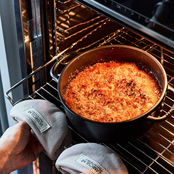 Vermicular 23cm / 3.7L 日本原裝 IH 琺瑯 電子鑄鐵鍋 / 小V鍋（7-10人份）- 飛魚銀色款【B 級商品，無保固】