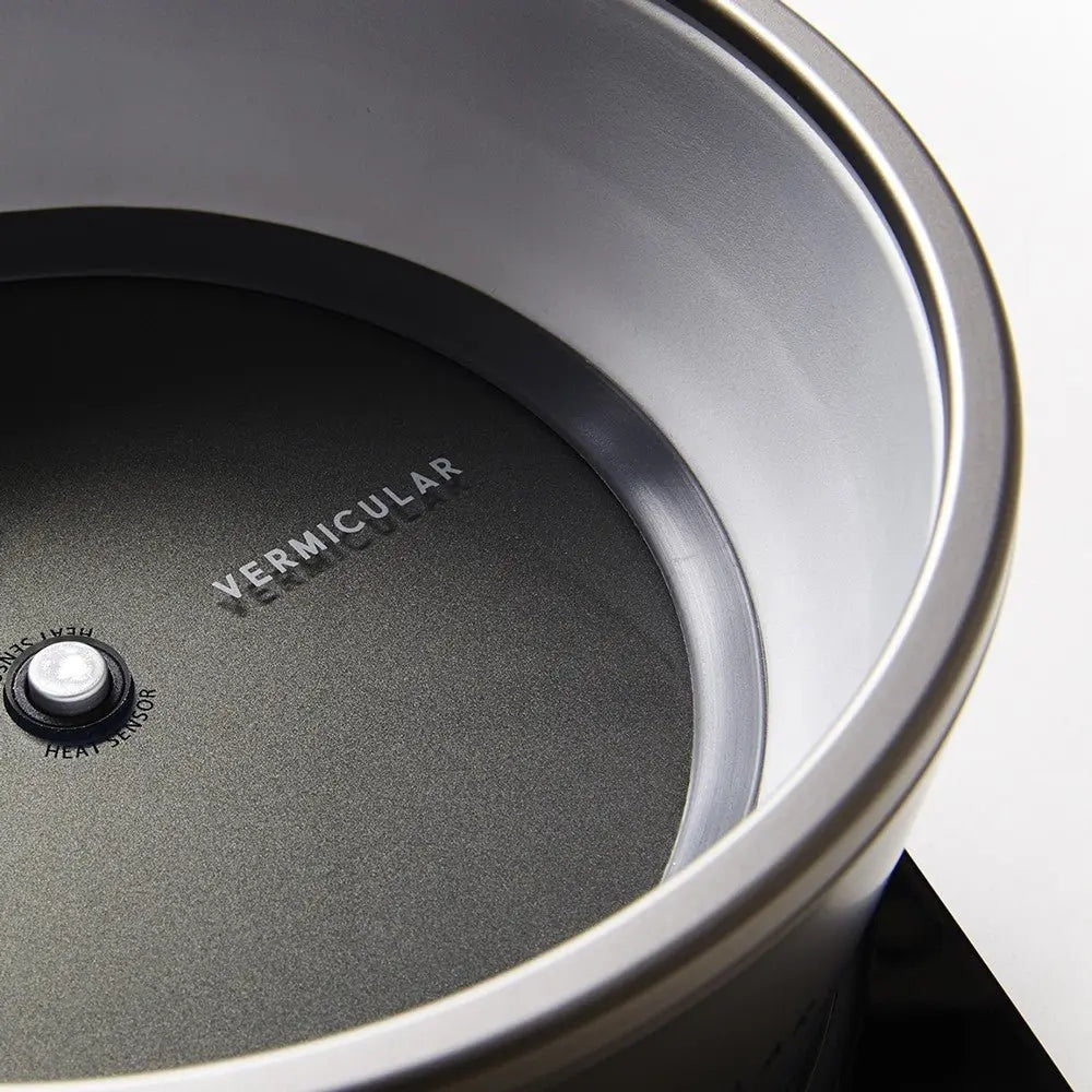 Vermicular 23cm / 3.7L 日本原裝 IH 琺瑯 電子鑄鐵鍋 / 小V鍋（7-10人份）- 海鹽白款【B 級商品，無保固】 Vermicular
