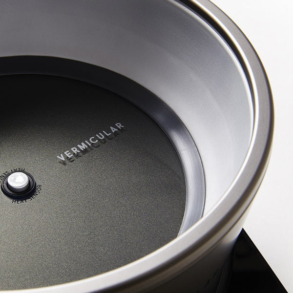 Vermicular 23cm / 3.7L 日本原裝 IH 琺瑯 電子鑄鐵鍋 / 小V鍋（7 - 10人份） - 海鹽白款【B 級商品，無保固】 - restyle2050