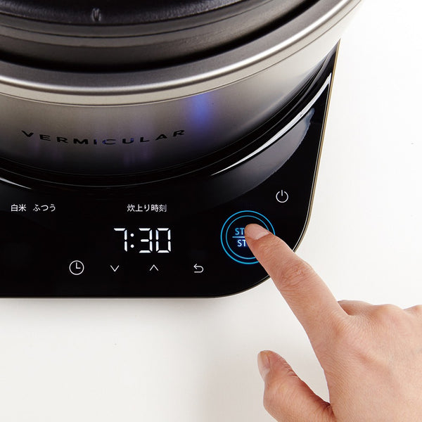 Vermicular 23cm / 3.7L 日本原裝 IH 琺瑯 電子鑄鐵鍋 / 小V鍋（7-10人份）Smart 簡配款（僅主鍋與底座套組） - 松露黑色【B 級商品，無保固】