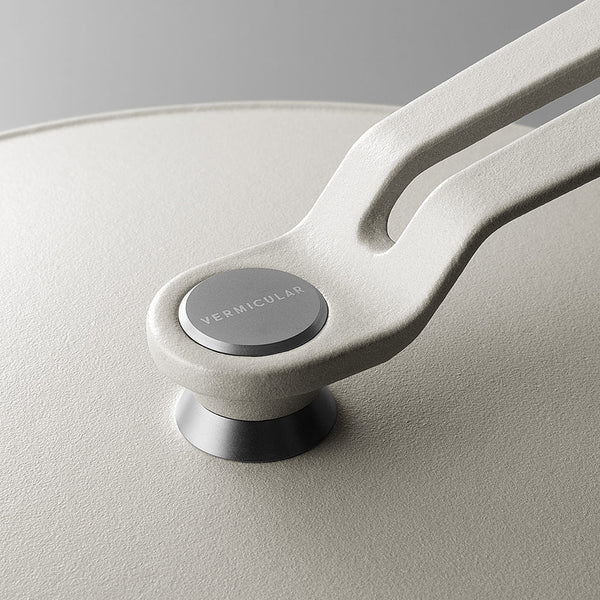 Vermicular OP2 22cm 2.5L 日本琺瑯鑄鐵鍋 / 小V鍋 - 海鹽白款（適合 4 - 5 人份料理）【B 級商品，無保固】★ - restyle2050